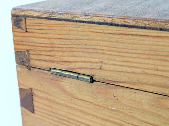 Image 1 of Scatola di stoccaggio antica in legno di pino con cerniere in ottone | Stoccaggio decorativo d'epoca