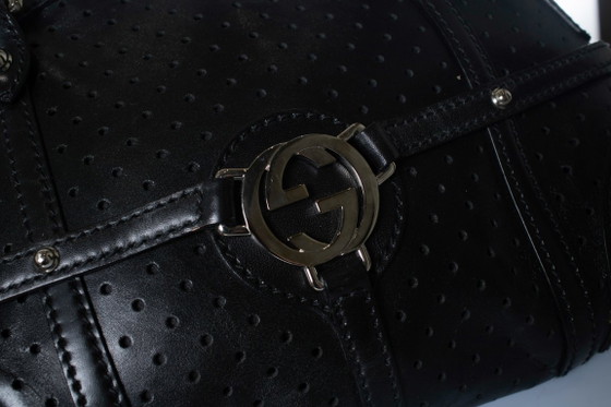 Borsa a mano Gucci in pelle nera traforata con logo GG. – Borse a spalla, Calfskin (photo 6 of 9)