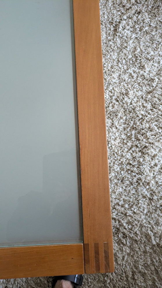 Image 1 of Table basse Arco en bois de cerisier rouge, élégante avec plateau en verre, datant de 1996.