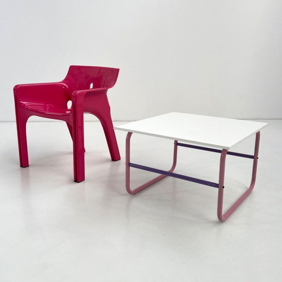 Image 1 of Buisvormige salontafel in paars en roze, jaren 80