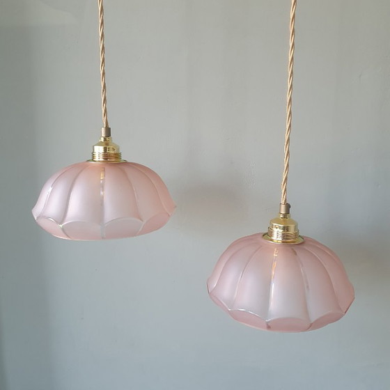 Image 1 of Ensemble de 2 suspensions vintage en verre opalin rose pastel, élégantes en forme de rosace.