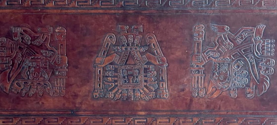 Image 1 of Brutalistische vintage Peruaanse salontafel met geciseleerd Inca-leer (Stijl Angel Pazmino) – Jaren '60/'70