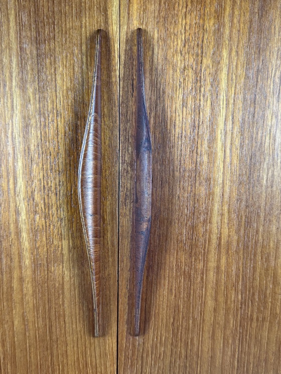 Image 1 of Deens Mid-Century Teak Dressoir – Uitzonderlijk vakmanschap en gebeeldhouwde elegantie