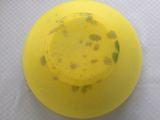 Image 1 of Coupe ronde sur pied en pâte de verre.