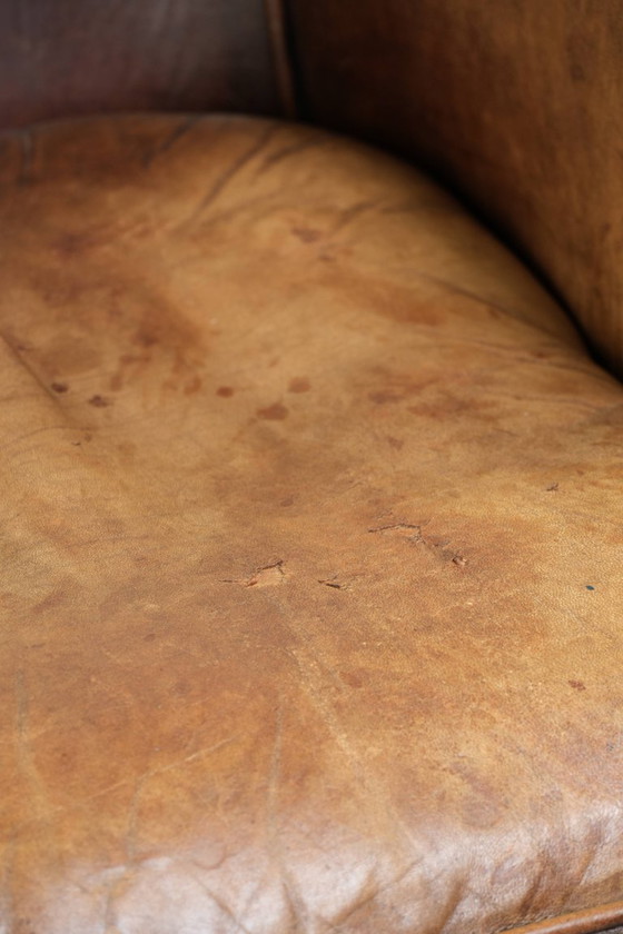 Image 1 of Stoere en begeerlijke vintage schapenleren clubfauteuil met een mooi patina en warme kleuren