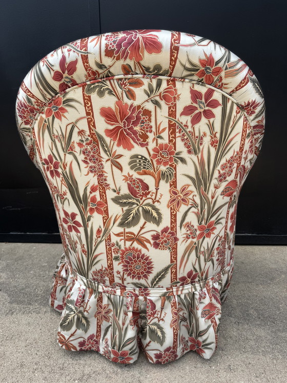 Image 1 of Poltrona antica a forma di fungo in raso floreale