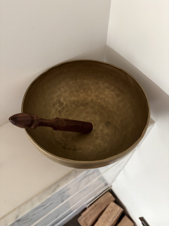 Image 1 of Antiguo cuenco cantor de Buda nepalí fabricado en bronce – principios del siglo XX.