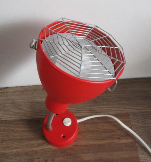 Lampada da parete rossa vintage IKEA in stile Memphis con griglia a ragnatela.