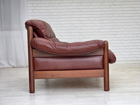 Image 1 of Schwedisches 2-Sitzer-Sofa aus den 1970er Jahren, braunes Leder mit Patina, dunkles Buchenholz.