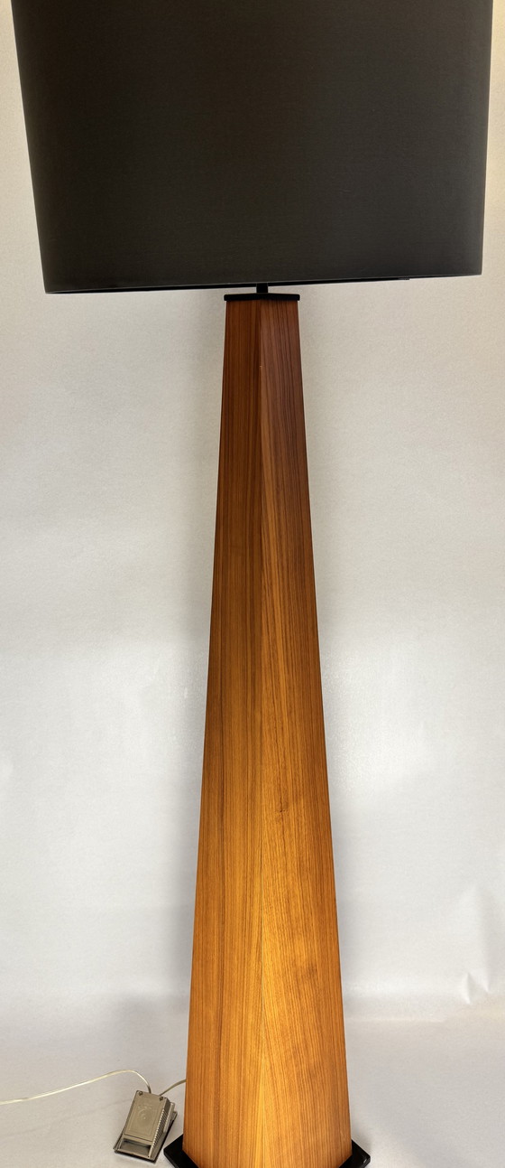 Image 1 of Exclusive wooden floor lamp by Natuzzi - Made in Italy