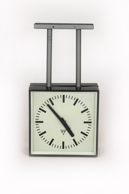 Gran reloj ferroviario de doble cara de Pragotron, década de 1980