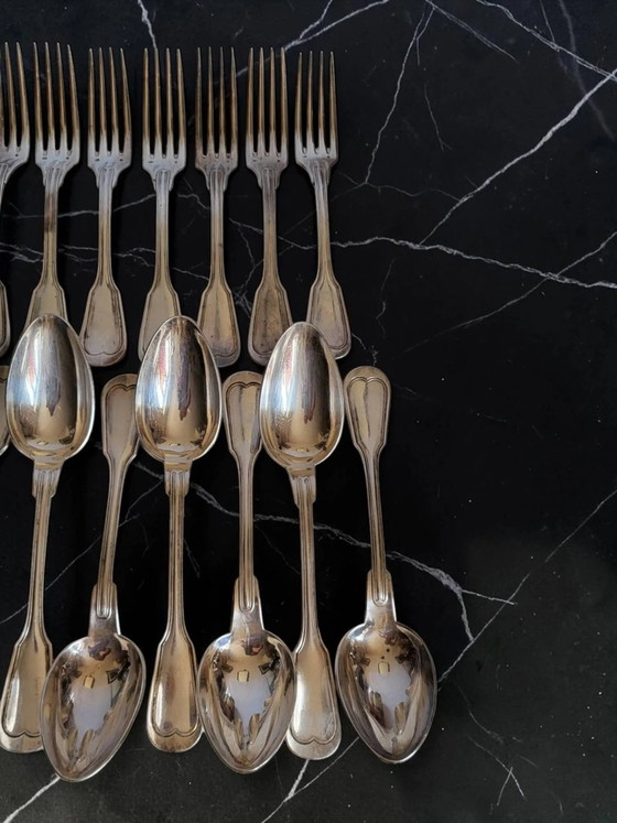 24 couverts de table en métal argenté modèle filet. (photo 4 of 10)