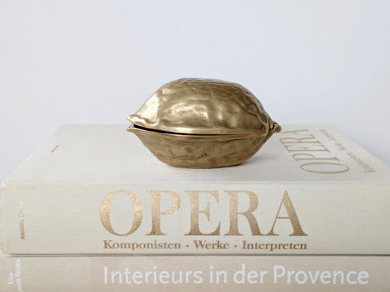 Image 1 of Cascanueces de nogal y latón de mediados de siglo | Decoración navideña de latón macizo