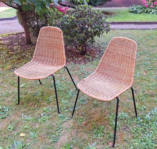 Een paar stapelbare eetkamerstoelen van rotan en ijzer van Gian Franco Legler, Zwitserland, jaren 60.