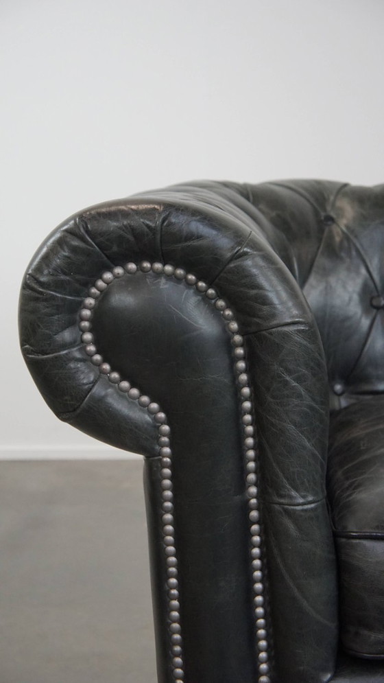 Image 1 of Ruime zwarte chesterfield fauteuil van generfd rundleer