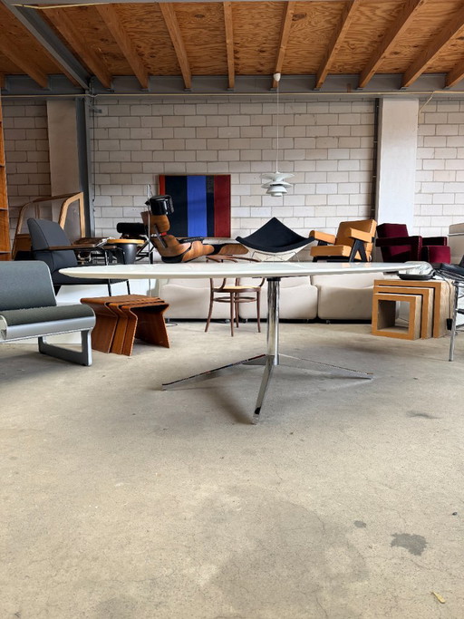 Florence Knoll ovaler Tisch, Florence Knoll