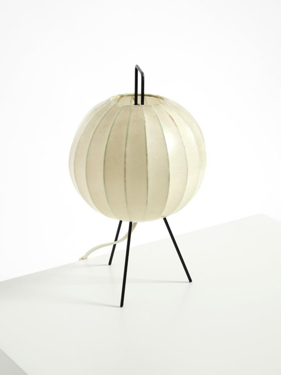 Image 1 of Rarissima e bellissima lampada da tavolo a bozzolo con treppiede in stile Mid-Century Modern.
