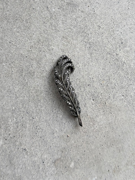 Image 1 of Broche vintage A835 en argent belge, ornée de pierres, représentant une feuille.