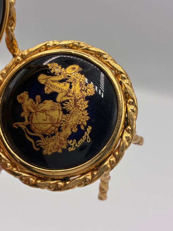 Miniaturstuhl aus vergoldetem Metall und Limoges-Porzellan – elegantes Dekor in Marineblau und Gold (photo 6 of 7)