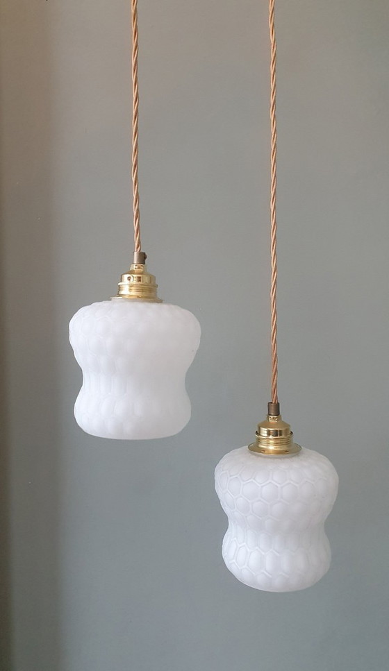 Image 1 of Set Vintage hanglampen -  opaline glas met honingraat textuur