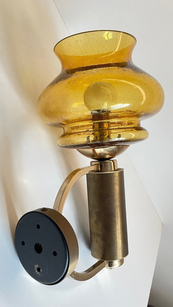 Image 1 of Aplique de pared de los años 70 en latón cepillado y vidrio soplado.