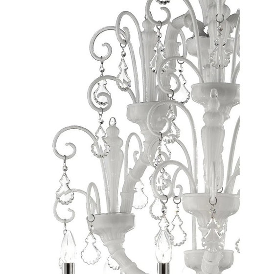 Image 1 of Handgefertigter, moderner weißer Ca’ Rezzonico-Kronleuchter mit geschwungenen Muranoglas-Details