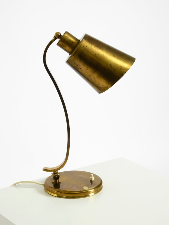 Image 1 of Magnifique lampe de table en laiton massif, rare et imposante, typique du design moderne du milieu du XXe siècle | 48 cm | 18,9"