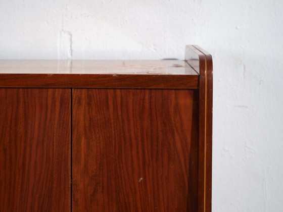 Credenza con vetrina Mid-Century impiallacciata in noce con gambe affusolate – Cecoslovacchia, circa 1960 (photo 39 of 39)