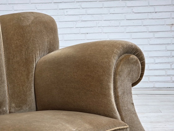 Image 1 of Deense driezitsbank uit de jaren 60, bekleed met groen meubelvelours en voorzien van eikenhouten poten.