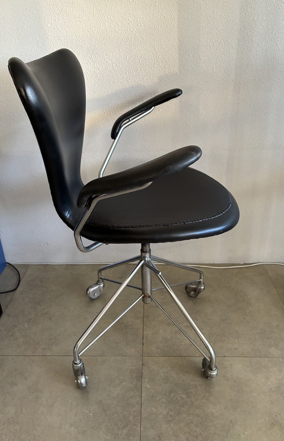 Image 1 of Fritz Hansen série 7 modèle 3217 design Arne Jacobsen (1960)