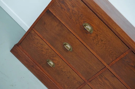 Image 1 of Großer, antiker Art-Deco-Ladenschrank/Sideboard aus niederländischer Eiche, 1930er Jahre