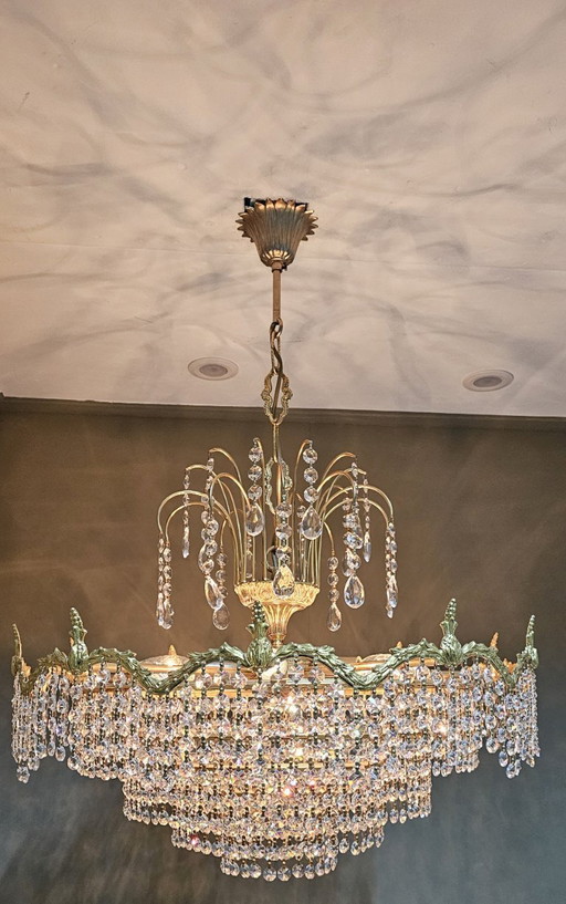 Chandelier set with cut crystals.