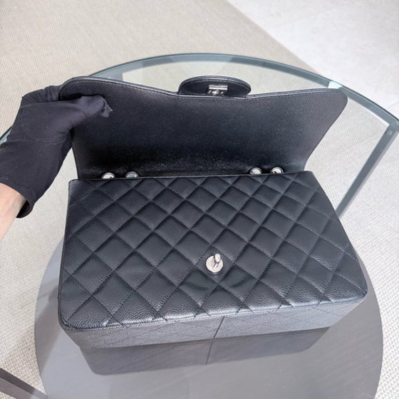 Image 1 of Chanel Classic Flap Jumbo – Caviar 30 cm, gesteppt, schwarz, silberfarbene Beschläge
