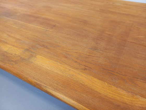 Image 1 of Grote rechthoekige vintage brutalistische tafel van massief eikenhout uit de jaren 60 en 70.