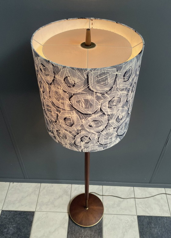 Image 1 of Lampada da terra vintage in teak con paralume stampato a ciambella