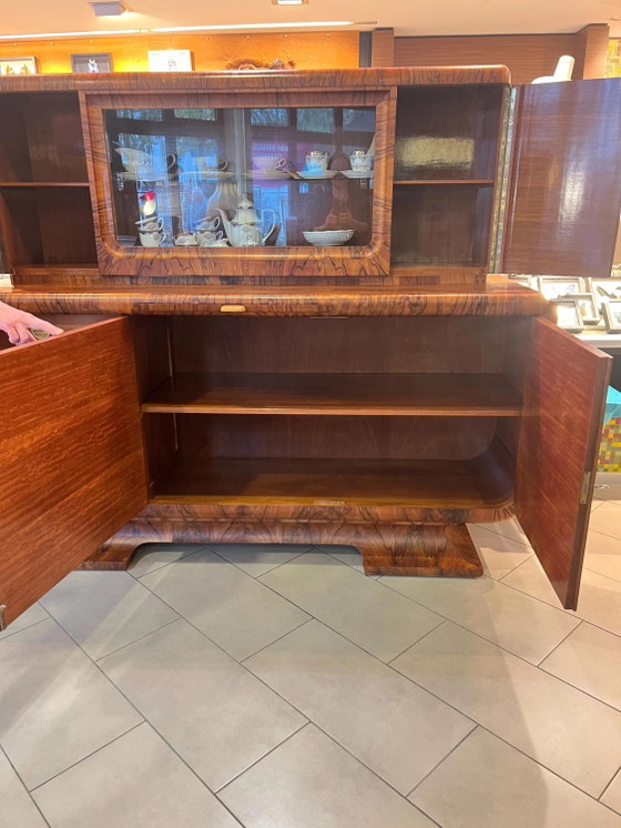 Monumentales Art Deco Sideboard mit Vitrinenaufsatz & Marmorplatte, dokumentiert 1932 – Nussbaum Wurzelholz (photo 8 of 11)
