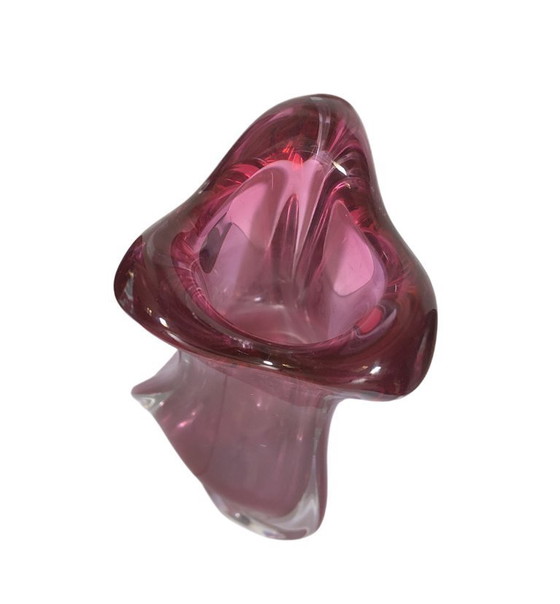 Image 1 of Vase Val Saint Lambert en cristal à motif tourbillonnant couleur canneberge, Belgique, années 1960