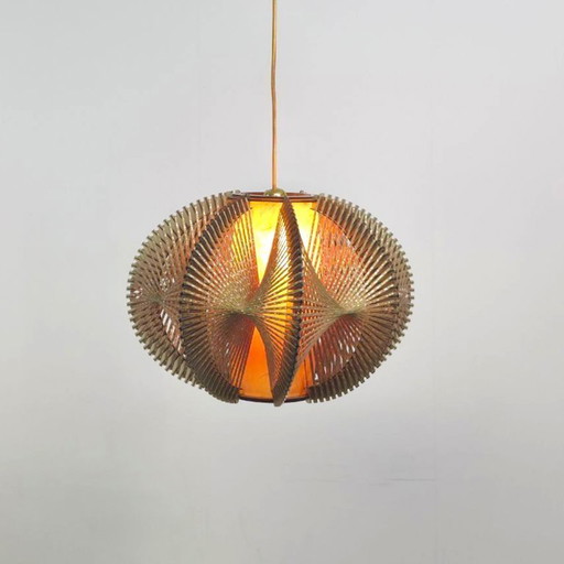 Lampe à fil des années 1960. Fil doré avec cadre en plastique. Style milieu de siècle.