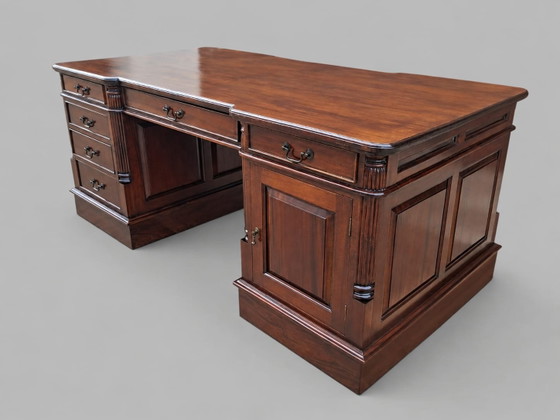Klassischer englischer doppelseitiger Schreibtisch Partnerdesk, Schreibpult Maße: 180x94cm und 77cm hoch. (photo 2 of 5)