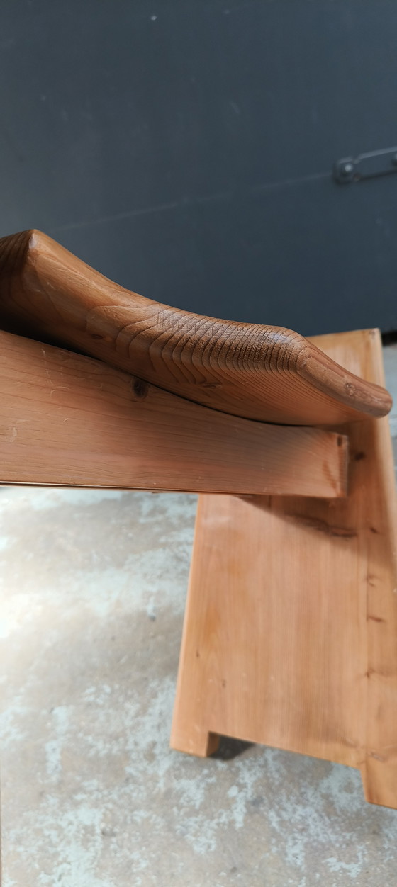 Image 1 of Sgabello svedese di metà secolo in pino scolpito attribuito a Gilbert Marklund