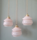 Ensemble de 3 suspensions françaises vintage - verre opalin rose pastel de style Art déco