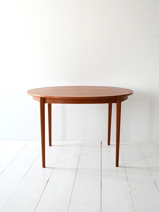 Table de salle à manger ronde scandinave en teck des années 1960 avec deux abattants