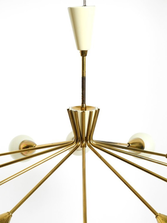 Image 1 of Rarissimo splendido lampadario a 12 bracci in ottone del Mid Century con paralumi in vetro opalino