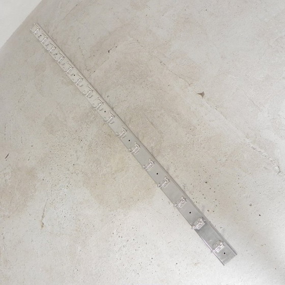 Image 1 of Appendiabiti da parete in alluminio lungo 225 cm con 16 ganci doppi, anni '60
