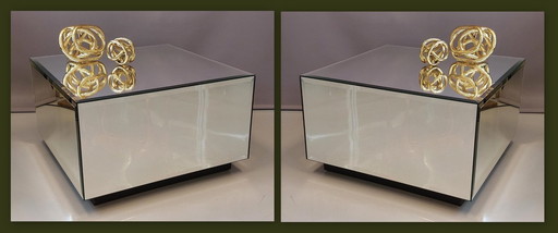 Paar spiegel salontafels.