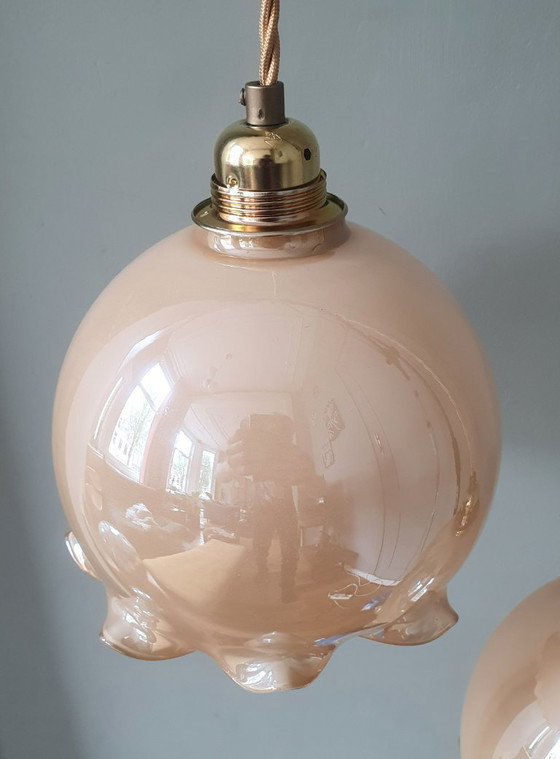 Image 1 of Ensemble vintage de lampes suspendues en opaline en forme de gobelet avec un éclat nacré.
