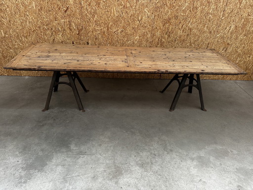 Grande table 10 personnes L 300 cm / plateau bois anciens et pieds indus