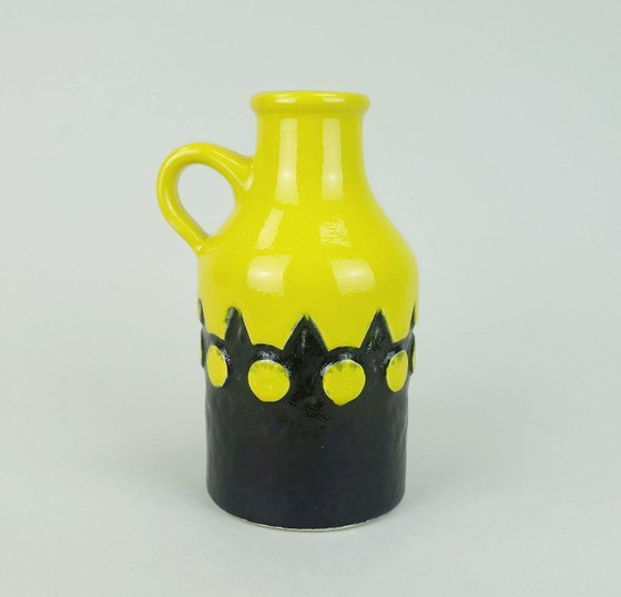 Image 1 of 1960s 70s jasba keramik vase model 1701 17 motif géométrique en relief jaune et noir