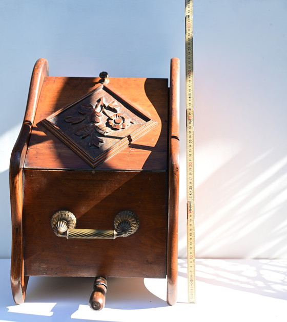 Image 1 of Antike seltene edwardianische Nussbaumkohletruhe, Kaminkohletruhe, Schottland 1920.