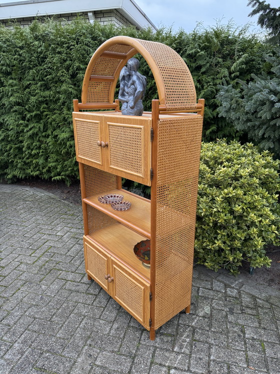Image 1 of Houten rotan kast vintage boogdesign